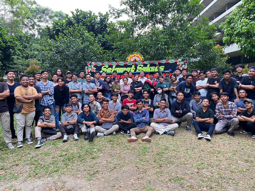 Foto: Dok UHN  Sesaat usai dekan baru dilantik, Selasa (18/4/2023), Ketua BEM Fakultas Pertanian Rio Damanik dan Wakilnya Elyezer Purba serta mahasiswa lain bernama Jesri Saragih, ‘menjemput’ Dr Hotden dari lantai 3 Gedung Auditorium dan mengajak Dr Hotde