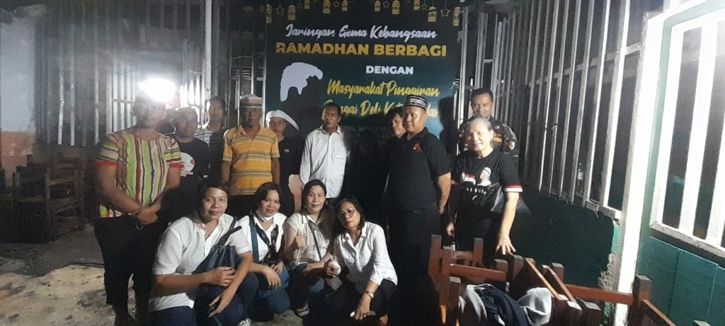 BERSAMA: Koordinator Pelaksana Jaringan Gema Kebangsaan, Mangatas P Simarmata foto bersama pembina Jaringan Gema Kebangsaan, Mangarimpun Parhusip, Jaringan Alumni Perguruan Tinggi, Rizal Arjuna dan Anggota Emil Hardi, serta anggota Jaringan Gema Kebangsaa