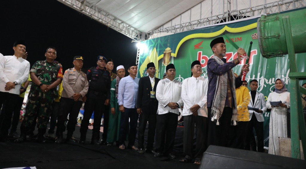 PUKUL BEDUG: Wakil Gubernur Sumatera Utara, Musa Rajekshah pukul bedug tanda membuka Bazar UMKM Ramadan 1444 H di Lapangan Kampung Banten, Desa Bedimbar, Kecamatan Tanjung Morawa, Kabupaten Deli Serdang, Sabtu malam (1/4/2023). DISKOMINFO SUMUT