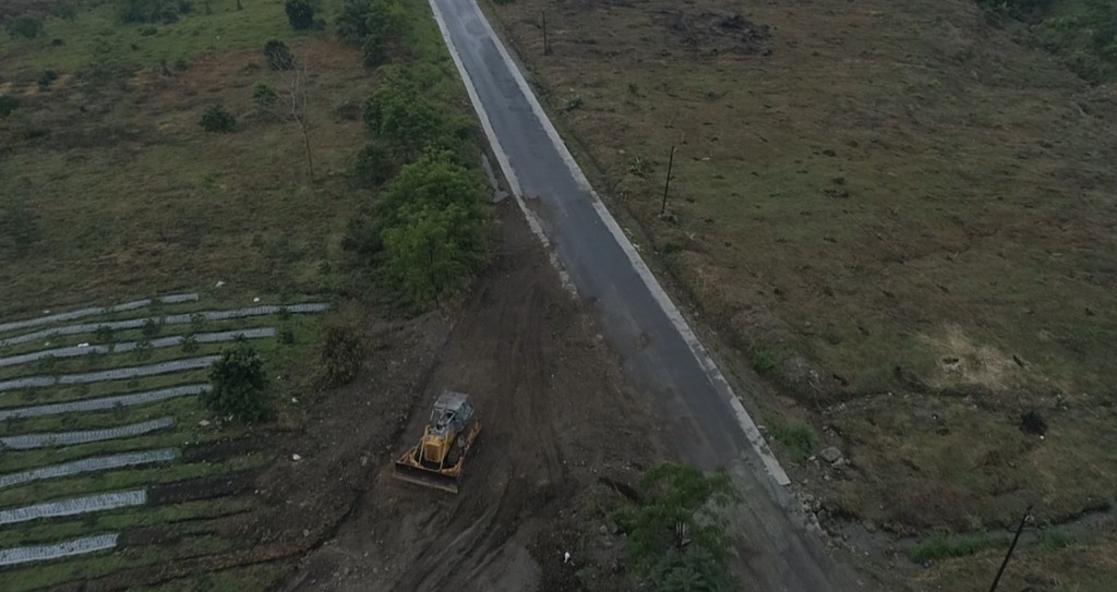 Foto: Diskominfo Sumut  Gubernur Sumatera Utara (Sumut) Edy Rahmayadi menempuh jalur Jalan Provinsi yang akan dibangun sebagai rute distribusi logistik dari Kabupaten Karo menuju Kota Medan dan sekitarnya, di kawasan Kecamatan Sibolangit, dengan medan yan