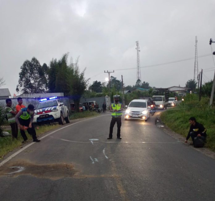 Foto: Petugas Polres Simalungun saat melakukan olah TKP.