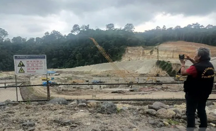 Foto: Antara  Seorang warga mengabadikan foto lokasi operasional proyek PLTA milik PT Sumatera Pembangkit Mandiri yang masih dalam tahap pengerjaan konstruksi oleh PT Anhe di Lumban Tonga, Pahae Julu, Tapanuli Utara.