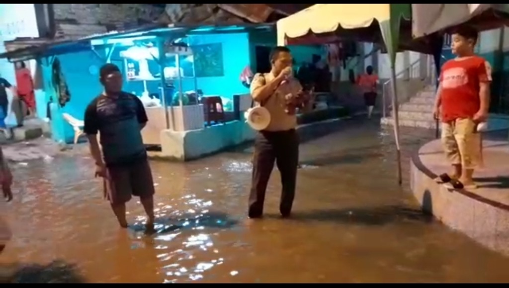 Screenshot video petugas BPBD Medan memberi imbauan kepada masyarakat yang tinggal di kawasan bantaran Sungai Deli, Minggu malam (30/4/2023).