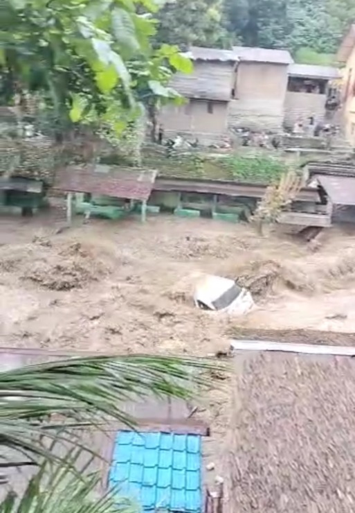 Foto: Screenshot  Banjir bandang melanda kawasan pemandian Desa Sembahe, Kecamatan Sibolangit, Kabupaten Deliserdang, Sumatera Utara, Minggu (30/4/2023) sore.