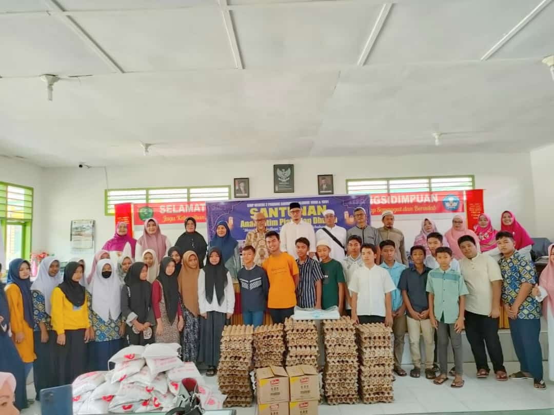 Alumni SMP Negeri 2 Padang Sidempuan angkatan tahun 1990 dan angkatan tahun 1991 santuni anak yatim piatu dan dhuafa.
