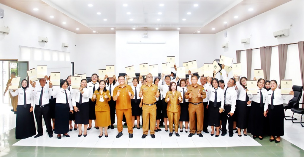 Penyerahan SK kepada 28 PPPK Fungsional Tenaga Kesehatan Pemko Pematang Siantar Formasi Tahun 2022. (f: metro/esa)