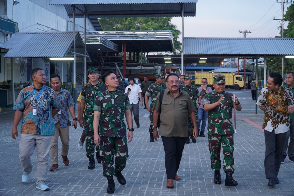 Foto: Dok RSI Pangdam I/Bukit Barisan, Mayor Jenderal TNI Ahmad Daniel Chardin, SE,MSi dan rombongan berkunjung ke pabrik pengolahan ikan Tilapia Regal Springs Indonesia Kabupaten Serdang Bedagai, Sumatera Utara, Selasa (4/4/2023).