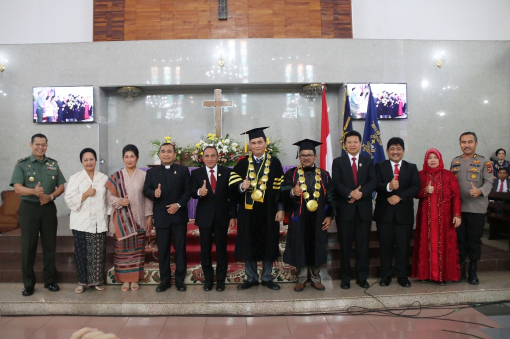 Foto: (DISKOMINFO SUMUT)  Gubernur Sumatera Utara (Sumut) Edy Rahmayadi menghadiri pelantikan Rektor Universitas HKBP Nommensen Medan dan Pematangsiantar Periode 2023 - 2027 di Gereja HKBP Resort Medan Jalan Sudirman Nomor 17 - A Medan, Rabu (5/4/2023).