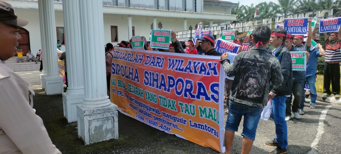 Foto:  Foto: Screenshot  Warga yang tergabung dalam Aliansi Sipolha-Sihaporas, saat menyampaikan aspirasi ke DPRD Simalungun.