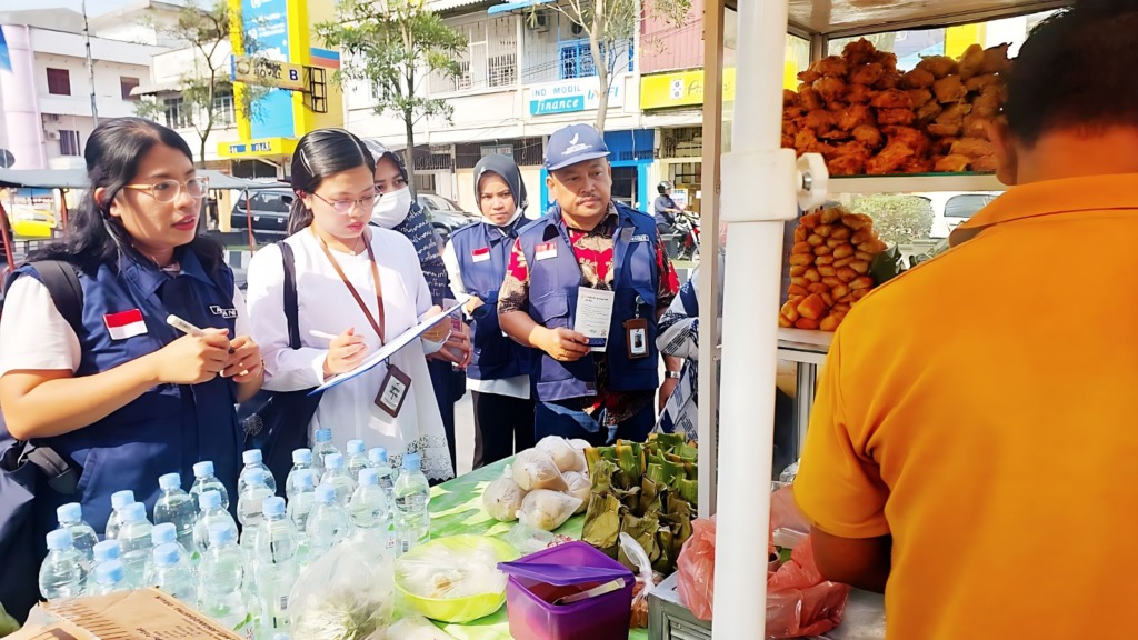 Foto: Muhammad Gani/MetroDaily  Kepala Loka POM Kota Tanjungbalai Denny S Purba SSi Apt bersama staff melakukan pemeriksaan pangan berbuka puasa.