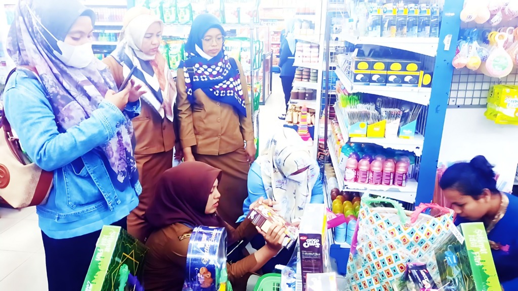 Petugas Dinas Kesehatan Kota Sibolga saat melakukan pemeriksaan makanan dan minuman di sejumlah supermarket di Kota Sibolga, Senin (17/4). (Foto: Ridwan Butarbutar/MetroDaily)