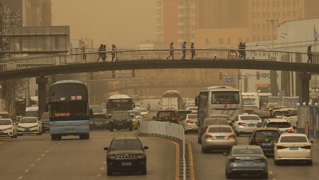 Warga China diminta bersiaga setelah polusi parah melingkupi ibu kota negara itu, Beijing, akibat badai pasir pada Senin (10/4). (AFP/STR)