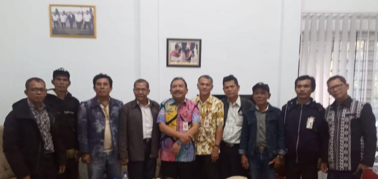 Sejumlah masyarakat Kecamatan Parlilitan bersama Sekdakab Humbahas Tonny Sihombing. (Foto: Dok Pribadi)