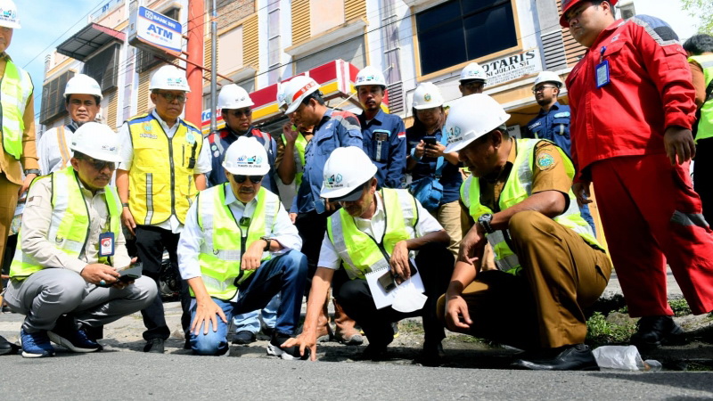 Sekdaprov Sumut Arief S Trinugroho bersama sejumlah Kepala OPD meninjau progres proyek Multiyears Rp2,7 triliun di Kota Pematang Siantar dan Kabupaten Simalungun. (f: diskominfo sumut)