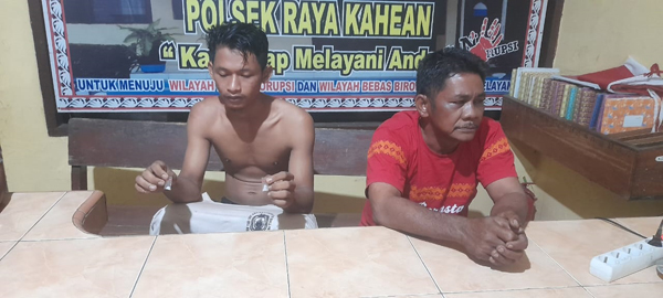 Kedua pria yang diamankan di Polsek Raya Kahean.