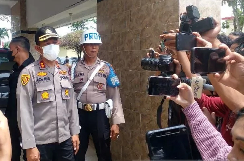 AKBP Achiruddin Hasibuan (tengah). (f: metro/ant)