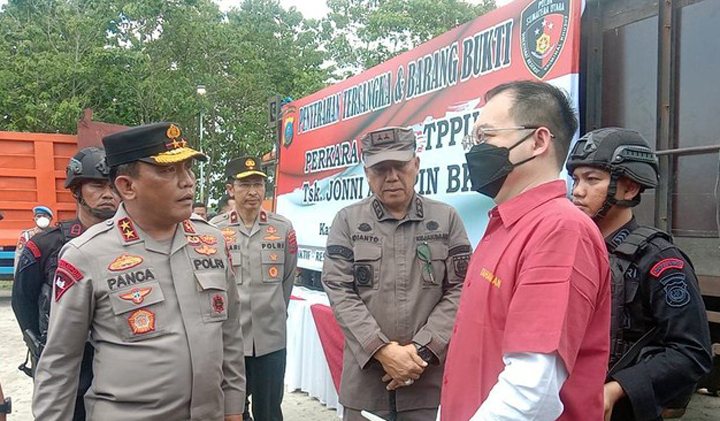 Kapolda Sumut, Iirjen Panca Putra Simanjuntak menanyai bos judi online, Apin. (Foto: dtc)