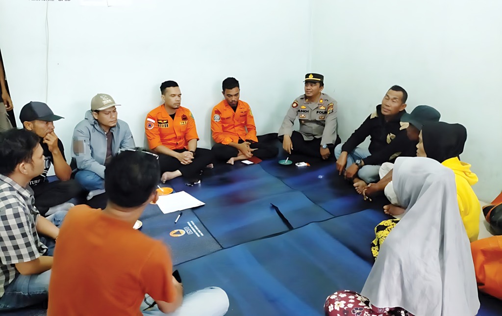 Foto: Tim Basarnas  Tim Basarnas menjelaskan penghentian pencarian Lucky Satrio kepada keluarga.