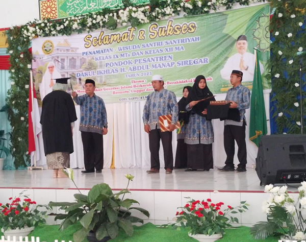 Ketua Yayasan Ustadz Dr H Akhiril Pane SAg MPd (Tuan Natorop) saat mewisuda Santri/ah Ponpes Darul Ikhlas H.Abdul Manap Siregar Psp.