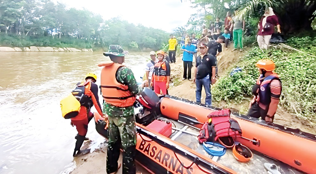 Foto: Dig  Pencarian korban hanyut di sungai Batang Pane, Paluta.