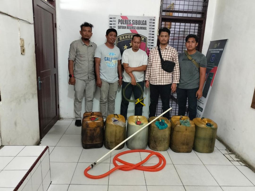 Foto: Ridwan Butar-butar/MetroDaily  Tersangka MSL bersama barang bukti BBM jenis solar saat diamankan di Mapolres Sibolga.