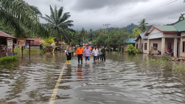Angkola Sangkunur diterjang banjir, ratusan rumah warga terendam.