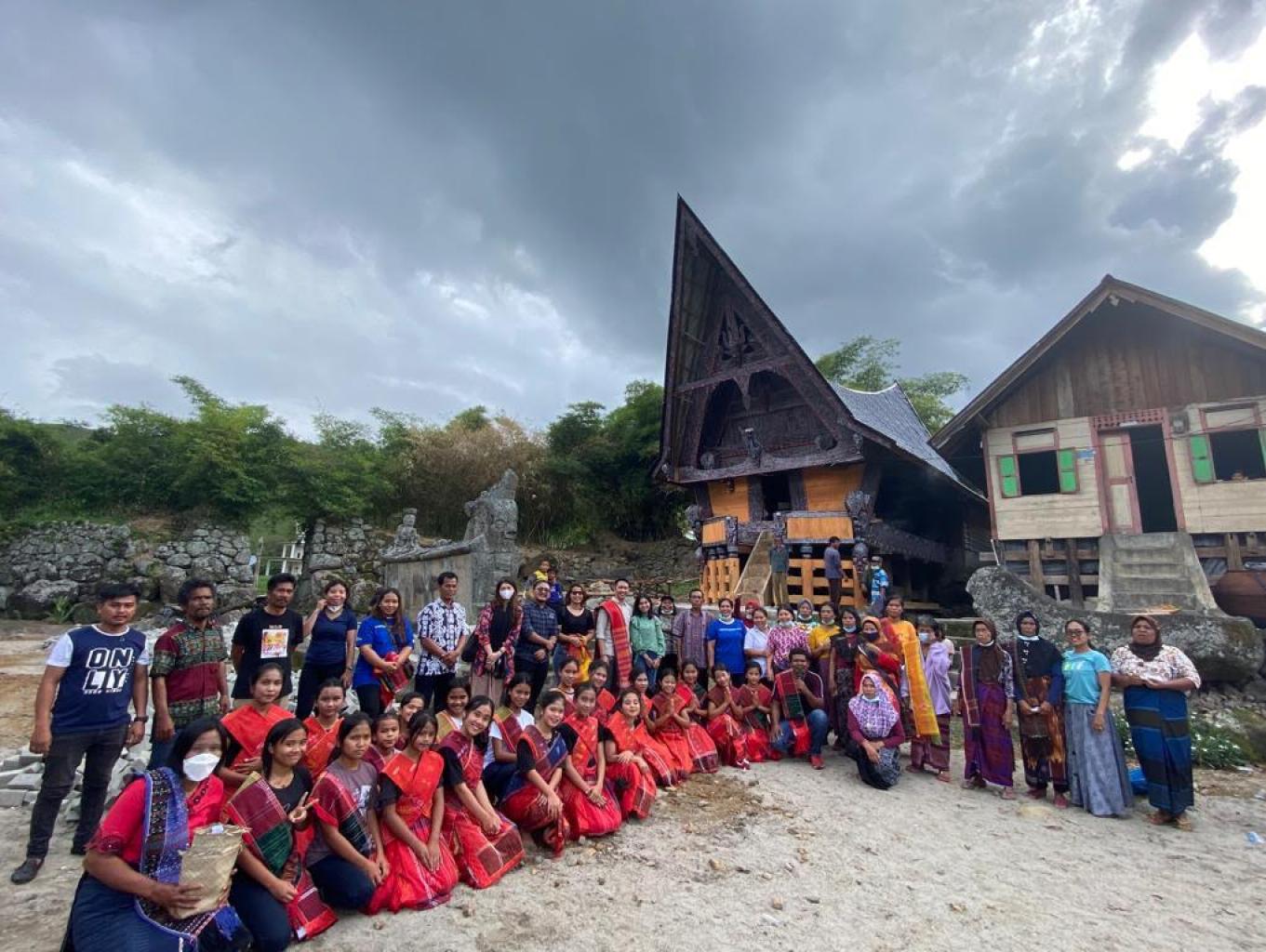 Warga Desa wisata Hariarapohan ketika menyambut Tamu di Huta Simarmata, Hariarapohan. Desa Wisata Desa Wisata Hariara Pohan masuk sebagai desa unik di Sumatera Utara 75 besar ADWI 2023. (jadesta.kemenparekraf.go.id.)