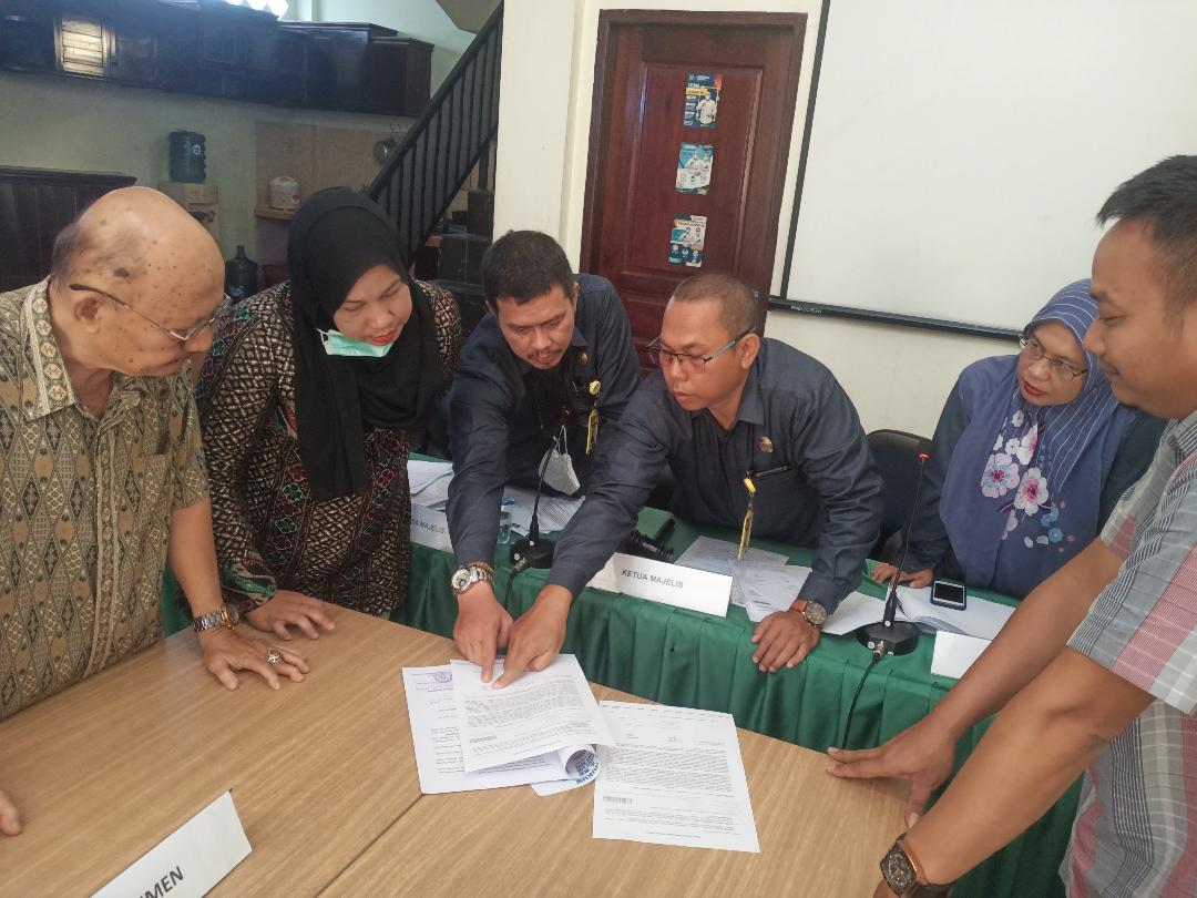 Foto: Toga Sianturi/MetroDaily  Sidang sengketa antara Tanti dengan BFI Finance di BPSK Sibolga.