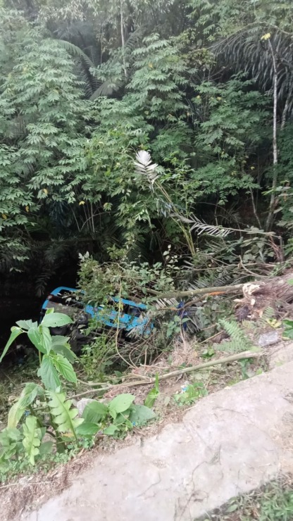 Foto: Warga  Bus sekolah SD Asisi Tomok masuk jurang Sungai Sisodang, Samosir, Selasa (16/5/2023) siang.