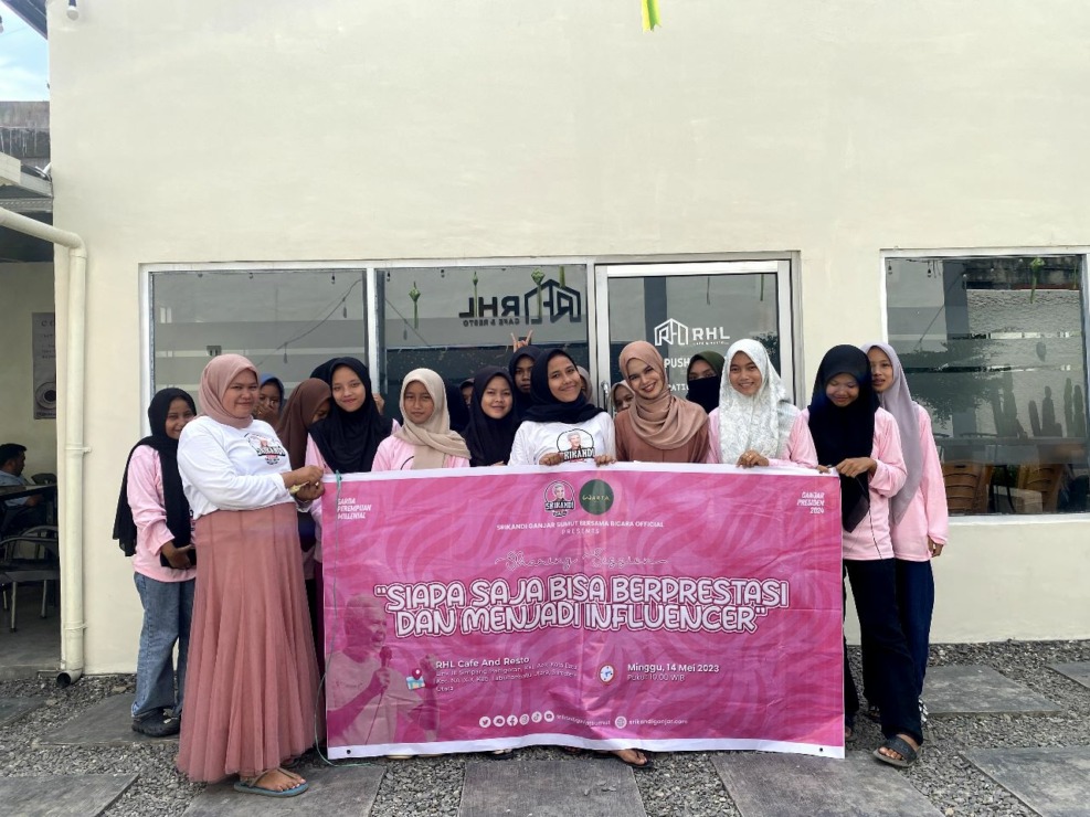 DIABADIKAN: Peserta diabadikan bersama penggagas kegiatan usai diskusi yang diadakan di RHL Cafe and Resto, Kelurahan Aek Kota Batu, Kecamatan Na IX-X, Labura, Minggu (21/5/2023). Ist