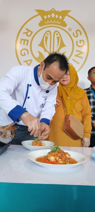 Chef Yadi menyajikan kuliner Arsik Ikan Tilapia produksi PT Regal Spring Indonesia, di booth RSI pada acara Pekan Inovasi dan Investasi Sumut di Istana Maimun Medan, Rabu (24/5/2023).