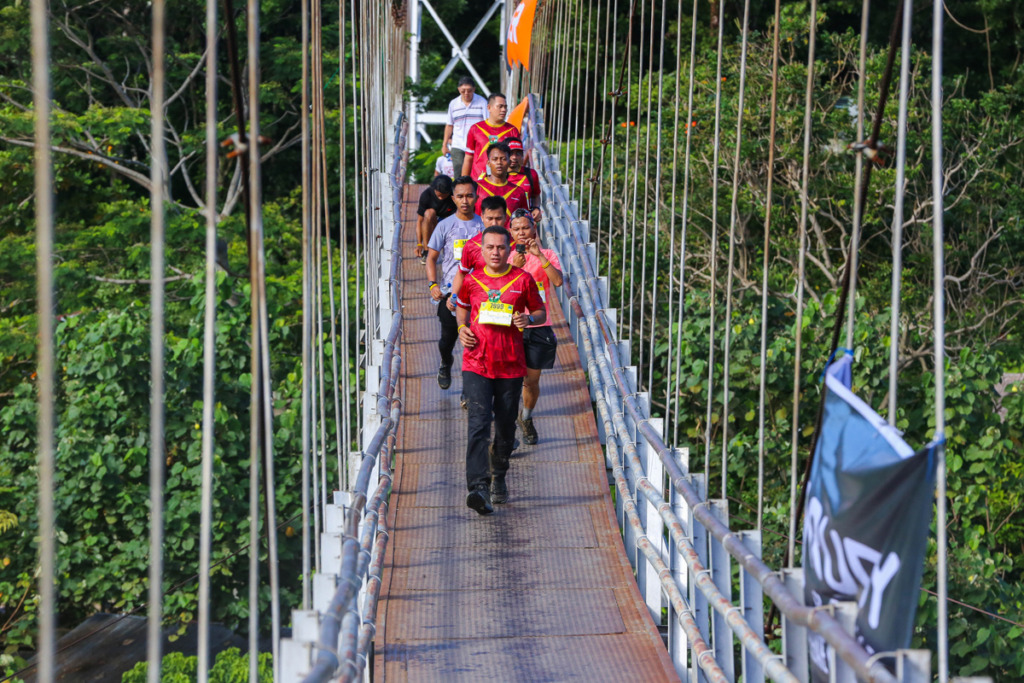 Sebelum mengikuti Bukit Lawang Orangutan Trail Run, Wakil Gubernur (Wagub) Sumatera Utara (Sumut) Musa Rajekshah bersama Masyarakat Peduli Sungai Bahorok memberi makan ikan larangan, yang tersebar di beberapa lubuk (bagian sungai yang dalam) di depan Jung