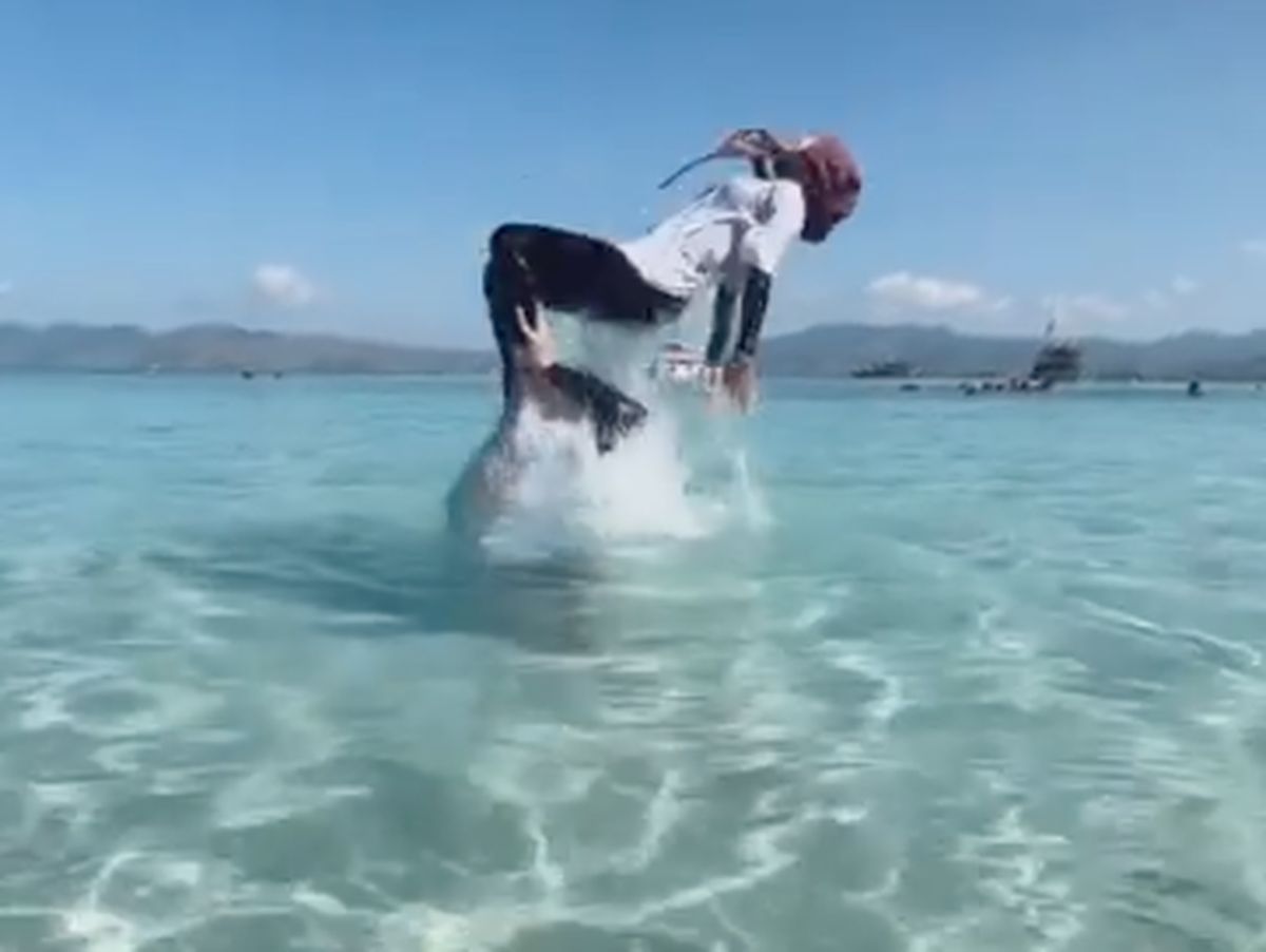 YouTuber Ria Ricis kembali jadi sorotan setelah melakukan back flip atau salto di air. Menariknya, salto tersebut dilakukan Ria Ricis di dalam air dibantu oleh sang suami, Teuku Ryan.