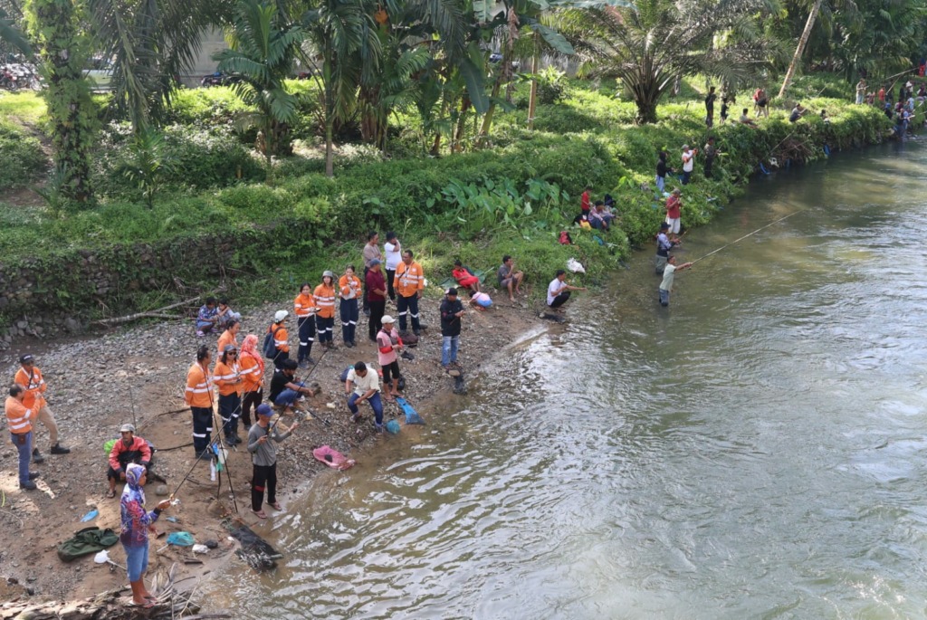 Foto: Dok Martabe  Masyarakat antusias mengikuti kegiatan memancing dalam rangkaian pembukaan lubuk larangan di Sungai Garoga, Desa Garoga, Kecamatan Batangtoru, Kabupaten Tapanuli Selatan.