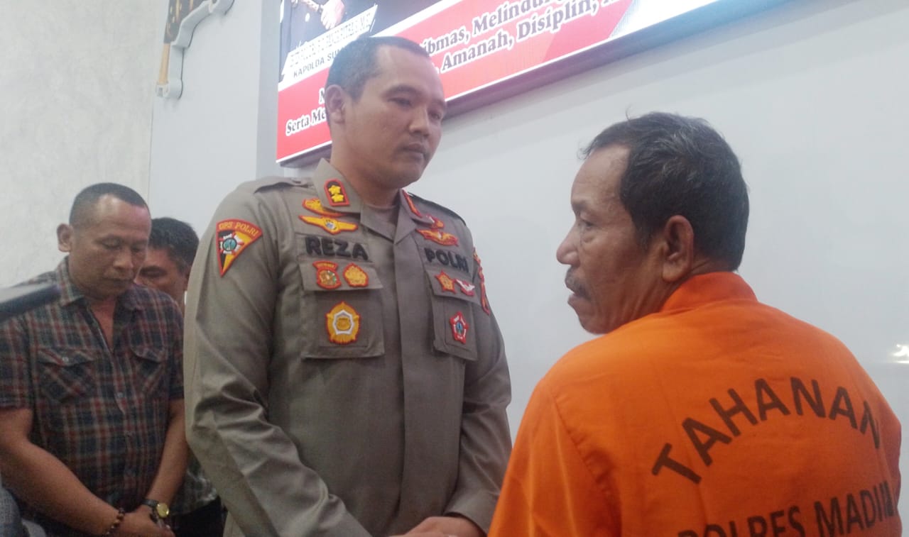 Pelaku penyiraman air keras, dalam rilis pers penangkapan oleh Kapolres, Sabtu (13/5/2023) di Mapolres Madina. (Foto: Sammam/MetroDaily)