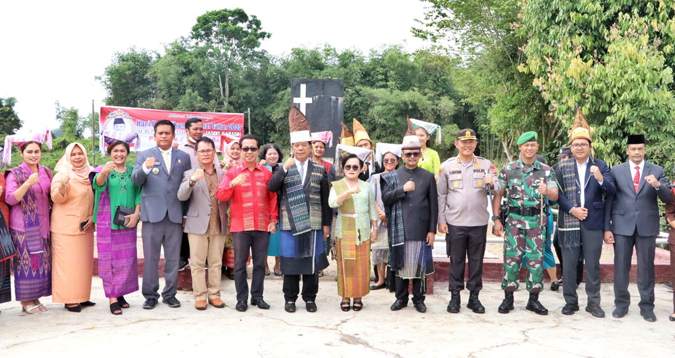 Ziarah ke makam Tuan Guru Jason Saragih dalam rangka peringatan Hardiknas di Kabupaten Simalungun, Selasa (2/5). (f: metro/ist)
