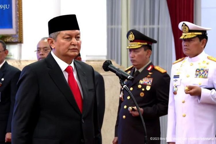 Komjen Rycko Amelza Dahniel dilantik sebagai Kepala BNPT oleh Presiden Joko Widodo di Istana Negara, Senin (3/4/2023).