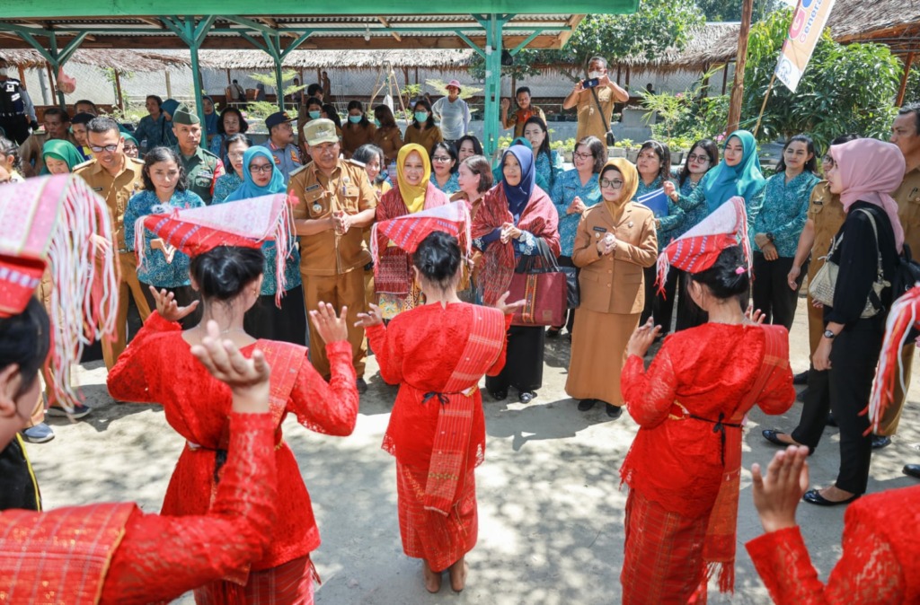 Tim Monitoring TP PKK Provinsi Sumut meninjau langsung Pelaksana Pola Asuh Anak dan Remaja (PAAR) di Kelurahan Baringin Pancur Nauli Kecamatan Siantar Marihat didampingi Walikota dr Susanti.