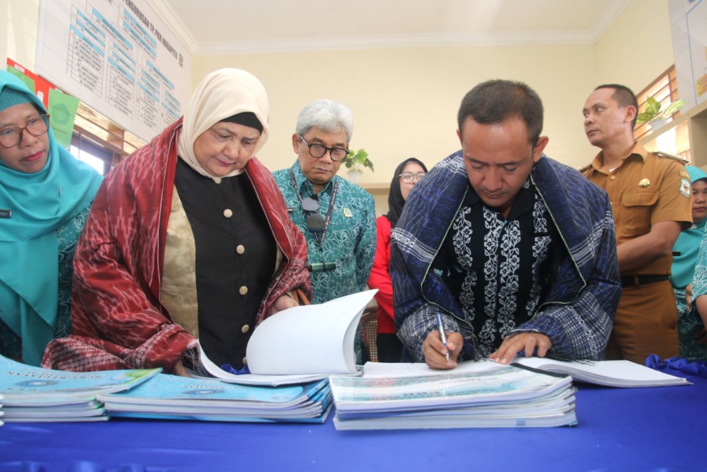 Tim dari TP PKK Provinsi Sumatera Utara (Sumut) melakukan monitoring Tata Tertib Administrasi TP PKK Kelurahan Naga Pitu, Kecamatan Siantar Martoba.