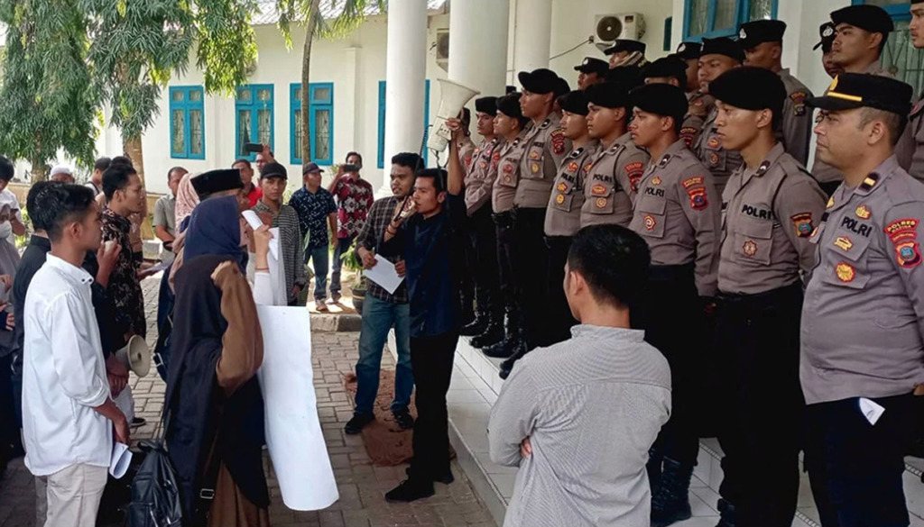 Unjukrasa aliansi mahasiswa dan insan pers di Madina, Sumatera Utara.