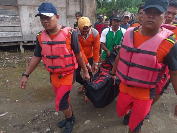 Korban setelah dievakuasi dari dalam sungai.