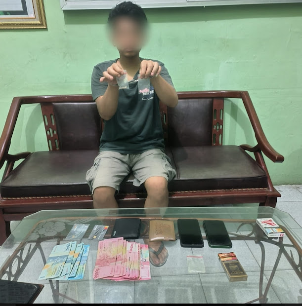 Pelaku saat berada di Kantor Subdenpom 1/1-2 Rantauprapat beserta barang bukti. (Foto: Budi/MetroDaily)