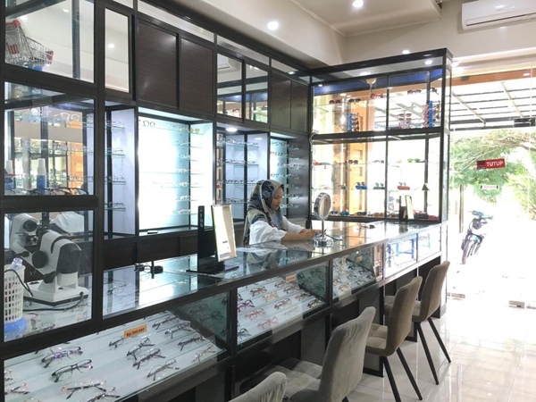 Setiap pembelian semua merek kacamata di Toko Faisal Optik akan mendapatkan potongan harga.