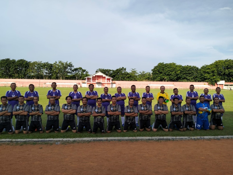 PS PDAM dan Wartawan Asahan FC foto bersama sebelum pertandingan.
