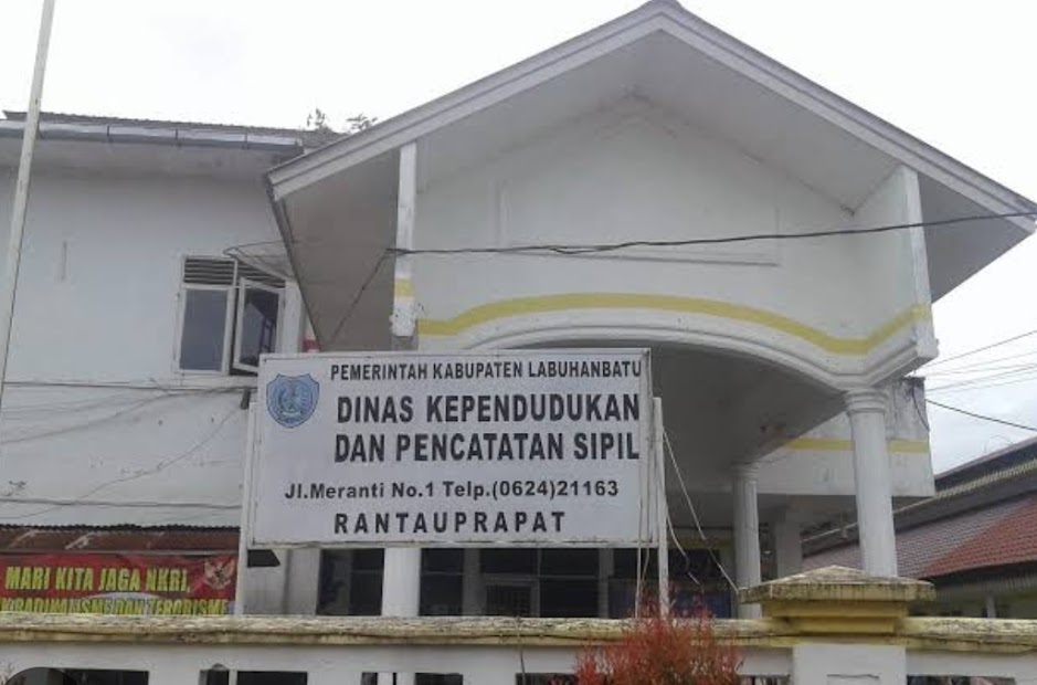 Kantor Dinas Kependudukan dan Catatan Sipil Labuhanbatu. (Foto: Budi/MetroDaily)