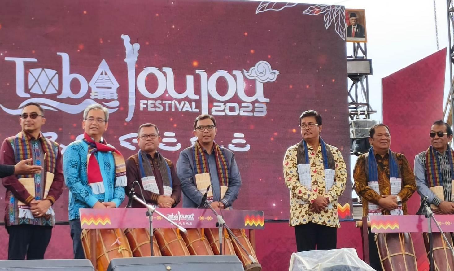 Kepala Perwakilan BI Sibolga Yuliansah Andrias foto bersama undangan saat pembukaan Toba Jou Jou Festival 2023 di Lapangan Sisingamangaraja di Kawasan Pelabuhan Mulia Raja, Balige. (Foto: Dok BI Sibolga)