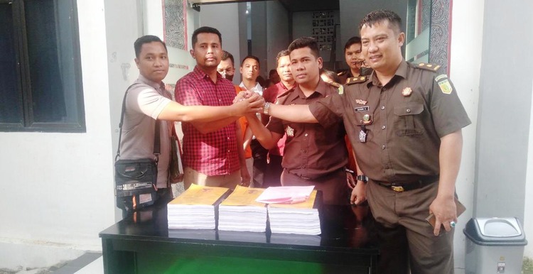 Penyerahan Berkas dan Tersangka Kasus Korupsi Dana Desa oleh Penyidik Tipikor Polres Samosir kepada Kejari Samosir. (Foto; dok Kejari Samosir)