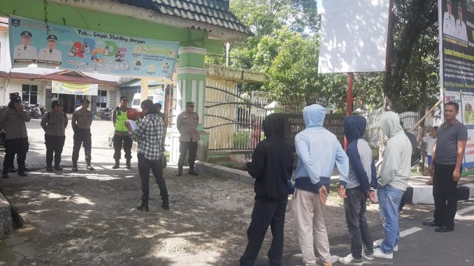 Aliansi mahasiswa lakukan aksi demo damai di Dinas Kesehatan Kota Sibolga.