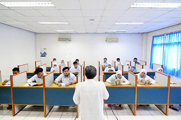 Dari segi jurusan, jurusan di SMA dan SMK itu sangatlah berbeda. Di mana jurusan di SMK jauh lebih banyak dan bervariasi.