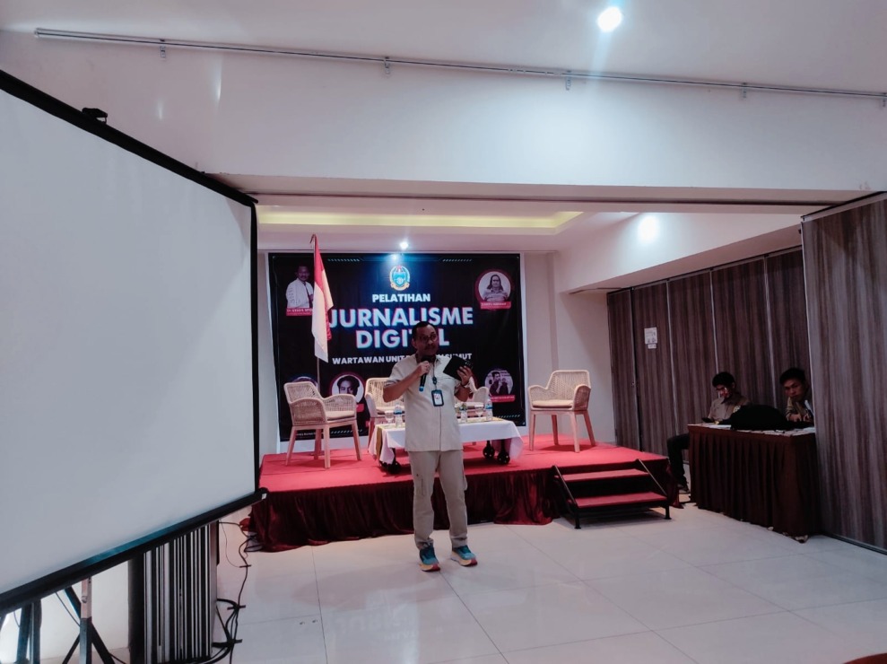 SAMBUTAN: Kepala Dinas Kominfo Sumut, Dr Ilyas Sitorus menyampaikan kata sambutan sekaligus membuka Pelatihan Jurnalisme Digital Wartawan Unit Pemprov Sumut di Hotel Swissbellin Jalan Gajah Mada, Medan, Selasa 27 Juni 2023. PRAN HASIBUAN/METRODAILY